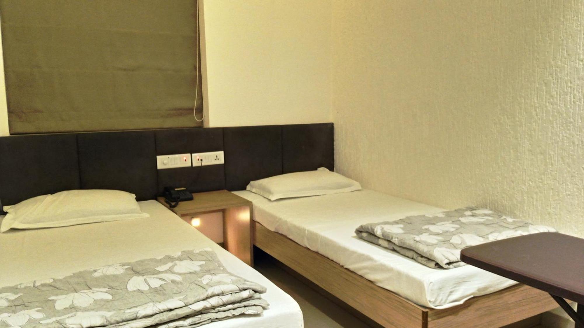 Hotel Ramniwas Τζαλγκαόν Εξωτερικό φωτογραφία