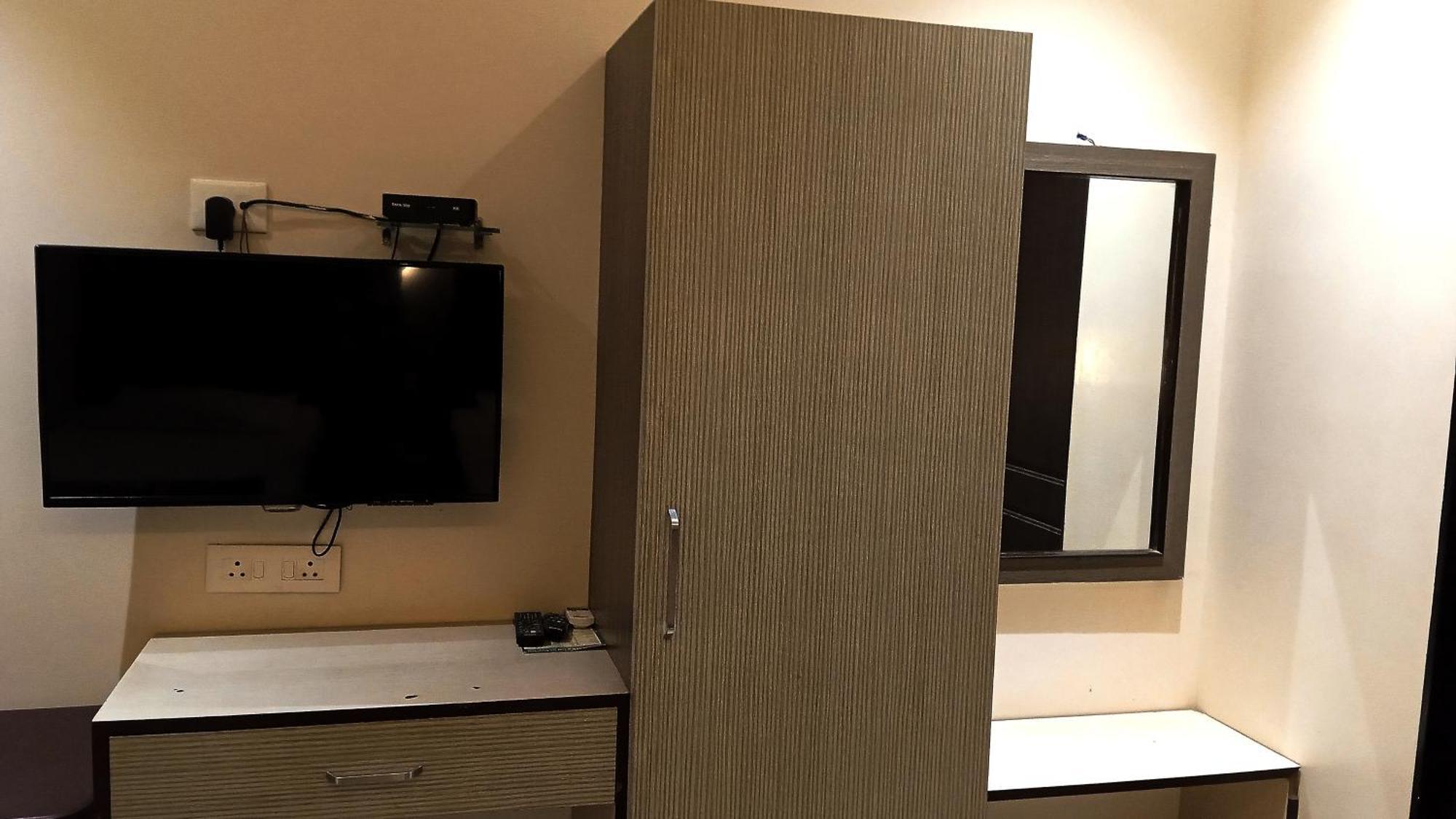 Hotel Ramniwas Τζαλγκαόν Εξωτερικό φωτογραφία