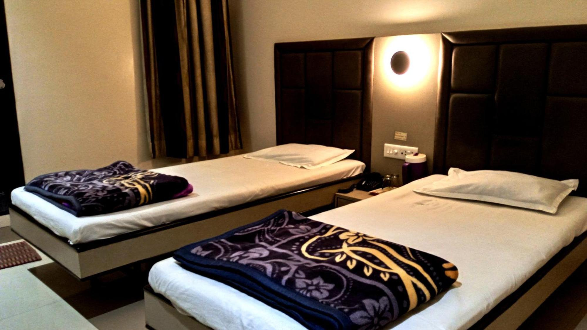Hotel Ramniwas Τζαλγκαόν Εξωτερικό φωτογραφία