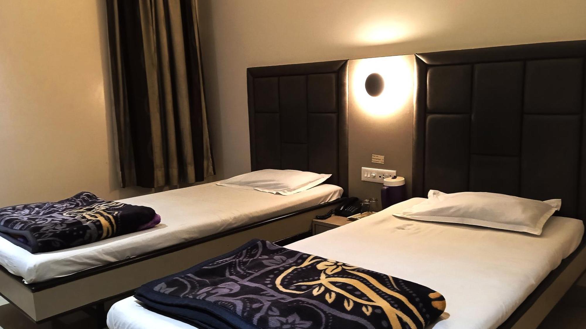 Hotel Ramniwas Τζαλγκαόν Εξωτερικό φωτογραφία